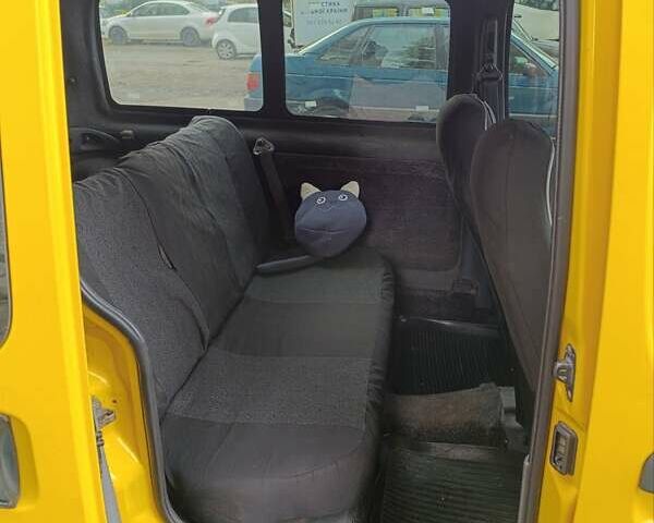 Желтый Рено Кенгу, объемом двигателя 1.9 л и пробегом 229 тыс. км за 3200 $, фото 2 на Automoto.ua