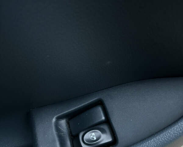 Желтый Рено Кенгу, объемом двигателя 1.87 л и пробегом 358 тыс. км за 3000 $, фото 12 на Automoto.ua