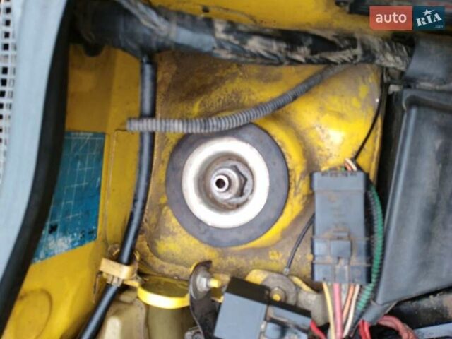 Желтый Рено Кенгу, объемом двигателя 1.9 л и пробегом 250 тыс. км за 2100 $, фото 4 на Automoto.ua