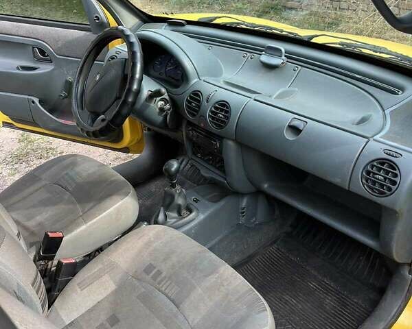 Желтый Рено Кенгу, объемом двигателя 1.87 л и пробегом 193 тыс. км за 2100 $, фото 4 на Automoto.ua