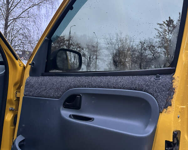 Желтый Рено Кенгу, объемом двигателя 1.87 л и пробегом 358 тыс. км за 3000 $, фото 13 на Automoto.ua