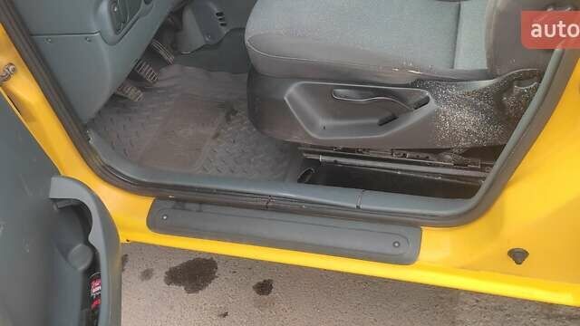 Желтый Рено Кенгу, объемом двигателя 1.9 л и пробегом 333 тыс. км за 3100 $, фото 7 на Automoto.ua