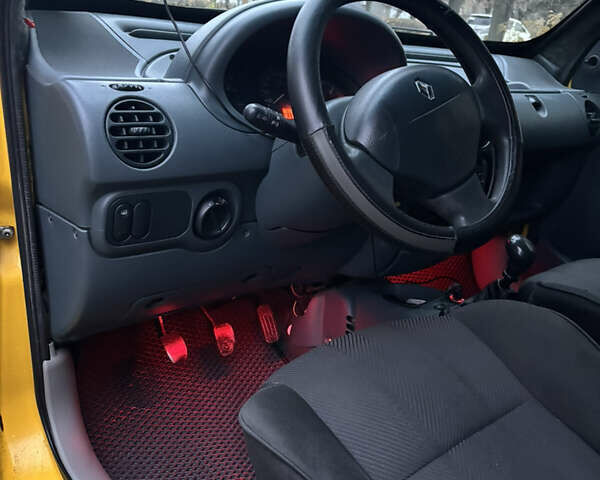 Желтый Рено Кенгу, объемом двигателя 1.87 л и пробегом 358 тыс. км за 3000 $, фото 21 на Automoto.ua