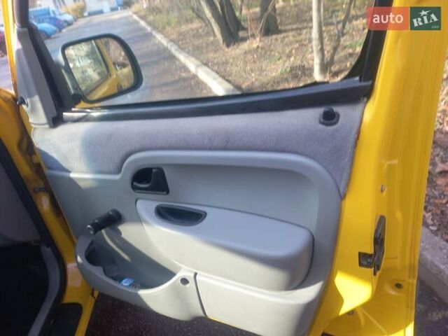 Желтый Рено Кенгу, объемом двигателя 1.9 л и пробегом 222 тыс. км за 3300 $, фото 12 на Automoto.ua