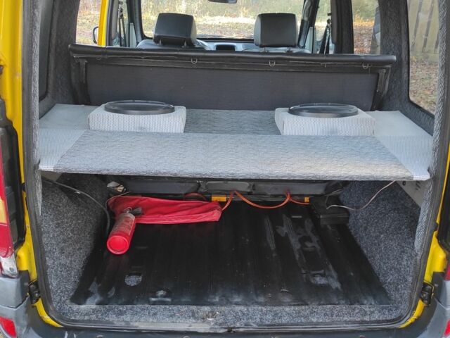 Желтый Рено Кенгу, объемом двигателя 1.5 л и пробегом 244 тыс. км за 2900 $, фото 7 на Automoto.ua