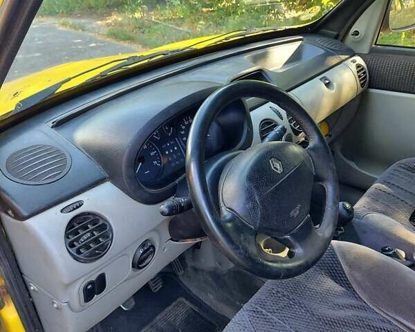 Желтый Рено Кенгу, объемом двигателя 1.46 л и пробегом 225 тыс. км за 3300 $, фото 6 на Automoto.ua