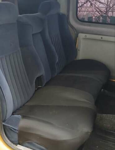 Желтый Рено Кенгу, объемом двигателя 1.5 л и пробегом 300 тыс. км за 2200 $, фото 5 на Automoto.ua