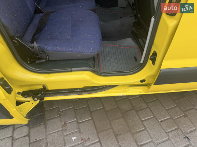 Желтый Рено Кенгу, объемом двигателя 1.46 л и пробегом 244 тыс. км за 2950 $, фото 6 на Automoto.ua