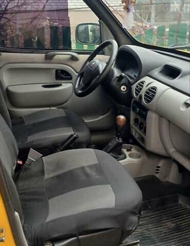 Желтый Рено Кенгу, объемом двигателя 1.5 л и пробегом 300 тыс. км за 2200 $, фото 3 на Automoto.ua