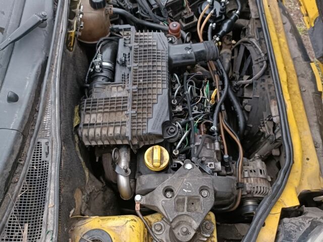 Желтый Рено Кенгу, объемом двигателя 1.5 л и пробегом 220 тыс. км за 2850 $, фото 12 на Automoto.ua