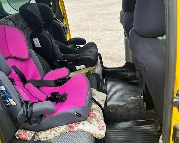 Желтый Рено Кенгу, объемом двигателя 1.46 л и пробегом 200 тыс. км за 3600 $, фото 16 на Automoto.ua