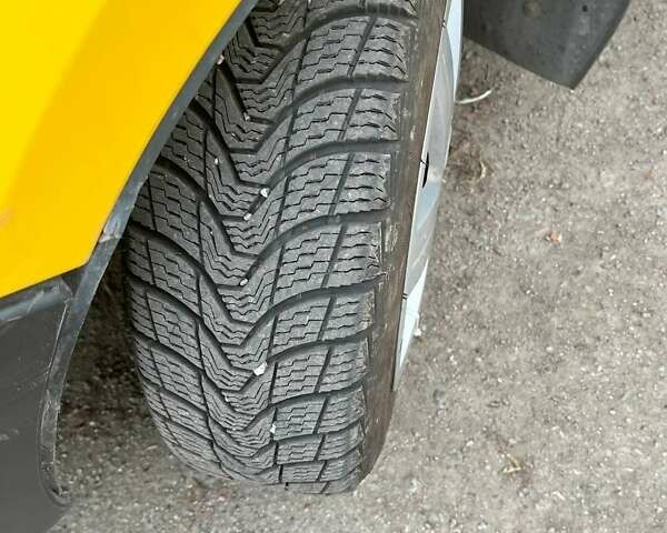 Желтый Рено Кенгу, объемом двигателя 1.46 л и пробегом 200 тыс. км за 3600 $, фото 4 на Automoto.ua