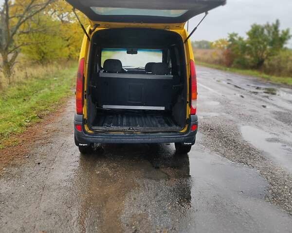 Желтый Рено Кенгу, объемом двигателя 1.46 л и пробегом 301 тыс. км за 3900 $, фото 22 на Automoto.ua