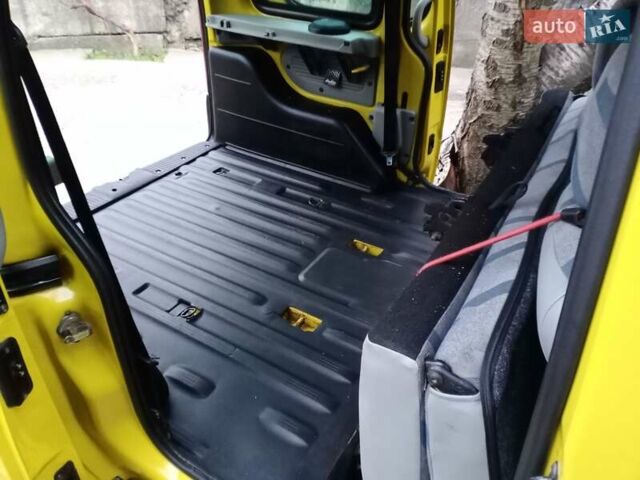 Желтый Рено Кенгу, объемом двигателя 1.4 л и пробегом 290 тыс. км за 3500 $, фото 40 на Automoto.ua