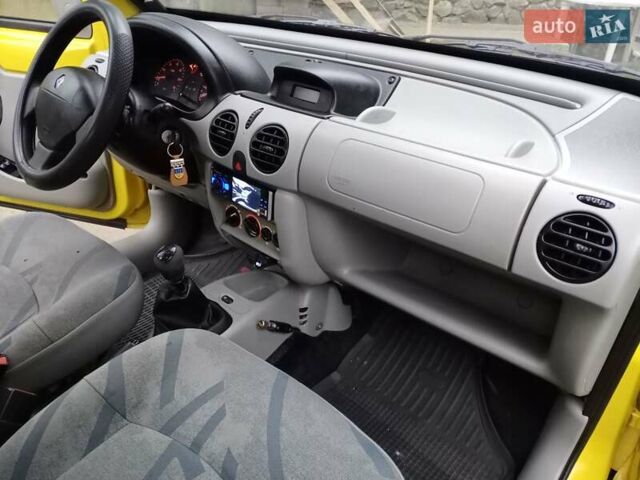 Желтый Рено Кенгу, объемом двигателя 1.4 л и пробегом 290 тыс. км за 3500 $, фото 58 на Automoto.ua