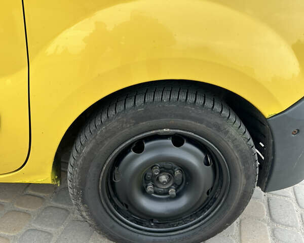 Желтый Рено Кенгу, объемом двигателя 1.46 л и пробегом 412 тыс. км за 2650 $, фото 3 на Automoto.ua