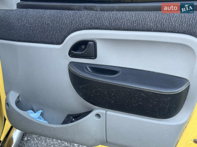 Рено Кєнгу 2005 у Каменце-Подольском на Automoto.ua Жовтий Рено Кєнгу, об'ємом двигуна 1.6 л та пробігом 190 тис. км за 4800 $, фото 4 на Automoto.ua