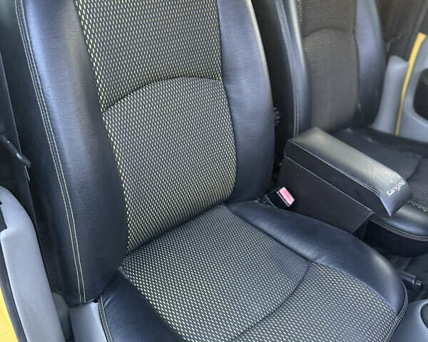 Рено Кєнгу 2005 у Каменце-Подольском на Automoto.ua Жовтий Рено Кєнгу, об'ємом двигуна 1.6 л та пробігом 190 тис. км за 4800 $, фото 6 на Automoto.ua