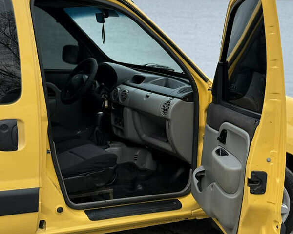 Желтый Рено Кенгу, объемом двигателя 1.46 л и пробегом 230 тыс. км за 3999 $, фото 16 на Automoto.ua