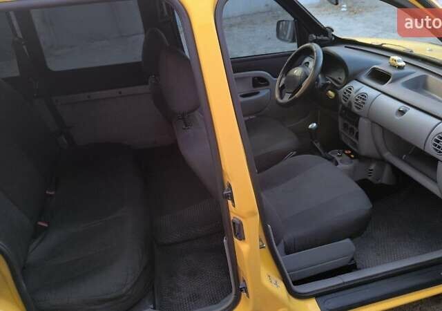 Желтый Рено Кенгу, объемом двигателя 1.5 л и пробегом 320 тыс. км за 4400 $, фото 14 на Automoto.ua