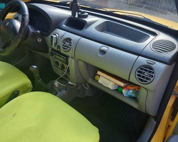 Желтый Рено Кенгу, объемом двигателя 1.46 л и пробегом 296 тыс. км за 3400 $, фото 3 на Automoto.ua