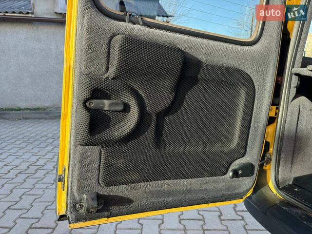 Желтый Рено Кенгу, объемом двигателя 1.46 л и пробегом 110 тыс. км за 4100 $, фото 21 на Automoto.ua