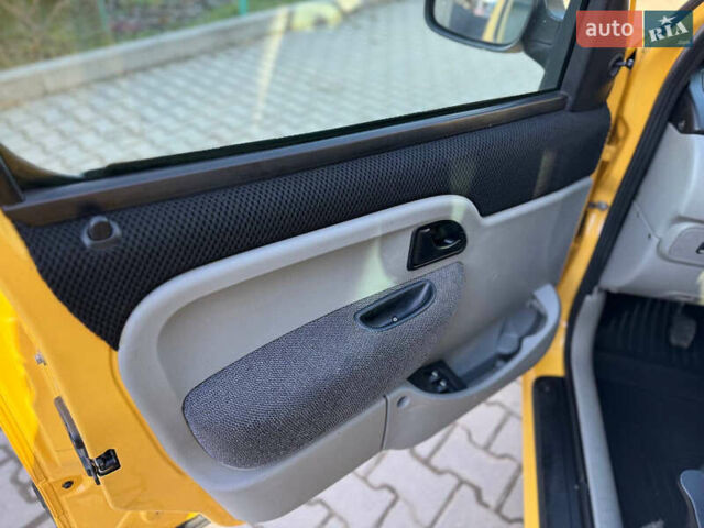 Желтый Рено Кенгу, объемом двигателя 1.46 л и пробегом 110 тыс. км за 4100 $, фото 10 на Automoto.ua