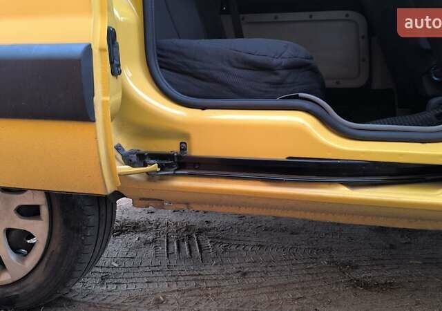 Желтый Рено Кенгу, объемом двигателя 1.5 л и пробегом 320 тыс. км за 4400 $, фото 13 на Automoto.ua