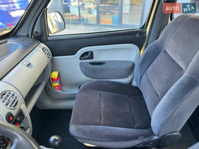 Желтый Рено Кенгу, объемом двигателя 1.46 л и пробегом 110 тыс. км за 4100 $, фото 16 на Automoto.ua