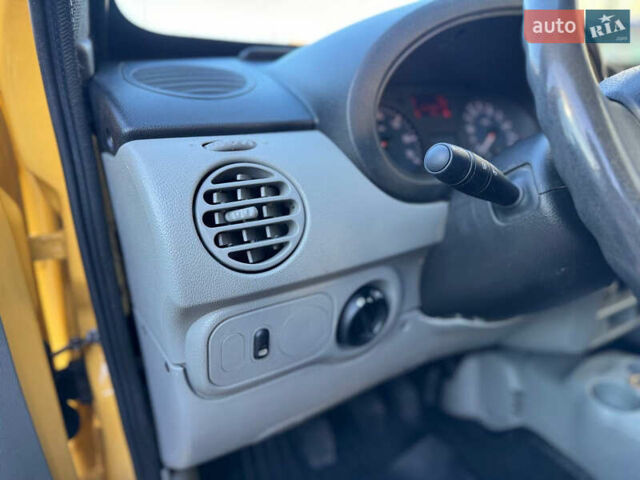 Желтый Рено Кенгу, объемом двигателя 1.46 л и пробегом 110 тыс. км за 4100 $, фото 12 на Automoto.ua