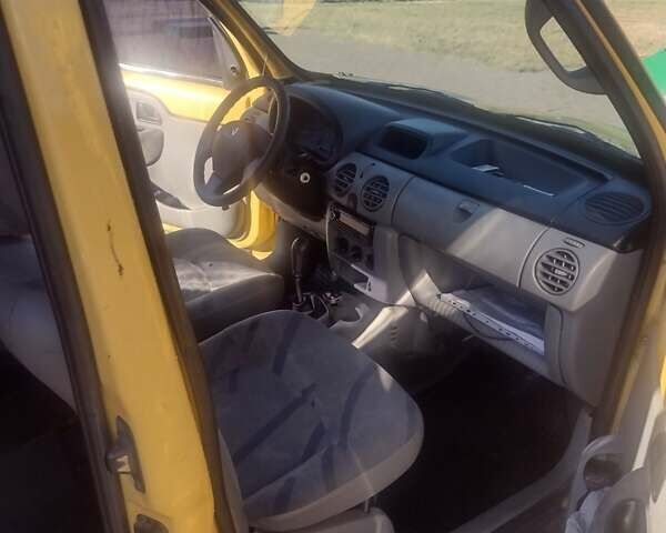 Желтый Рено Кенгу, объемом двигателя 1.46 л и пробегом 382 тыс. км за 2800 $, фото 12 на Automoto.ua