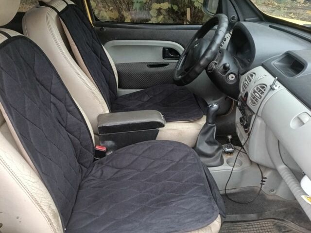 Желтый Рено Кенгу, объемом двигателя 1.5 л и пробегом 207 тыс. км за 3600 $, фото 1 на Automoto.ua