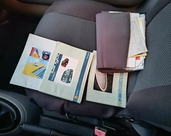 Желтый Рено Кенгу, объемом двигателя 1.5 л и пробегом 242 тыс. км за 4150 $, фото 1 на Automoto.ua