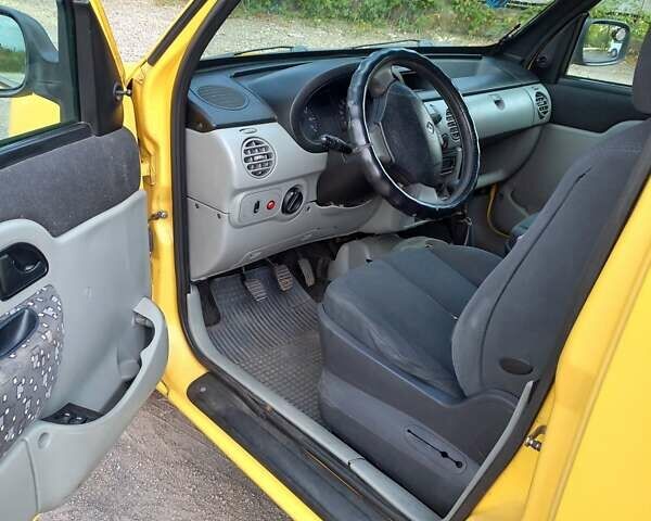 Желтый Рено Кенгу, объемом двигателя 1.46 л и пробегом 277 тыс. км за 4200 $, фото 4 на Automoto.ua