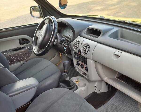 Желтый Рено Кенгу, объемом двигателя 1.46 л и пробегом 277 тыс. км за 4200 $, фото 2 на Automoto.ua