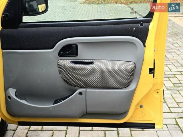 Желтый Рено Кенгу, объемом двигателя 1.46 л и пробегом 200 тыс. км за 3700 $, фото 15 на Automoto.ua