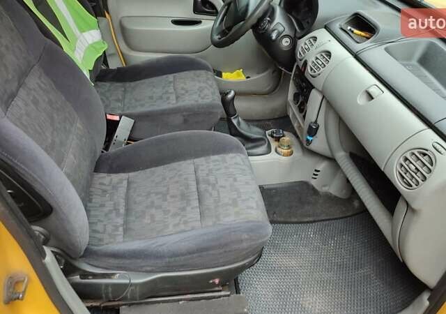 Желтый Рено Кенгу, объемом двигателя 1.5 л и пробегом 204 тыс. км за 4500 $, фото 3 на Automoto.ua