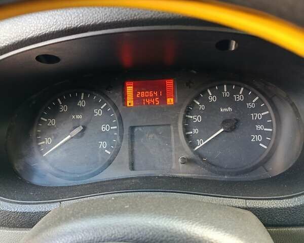 Желтый Рено Кенгу, объемом двигателя 1.46 л и пробегом 281 тыс. км за 3300 $, фото 5 на Automoto.ua