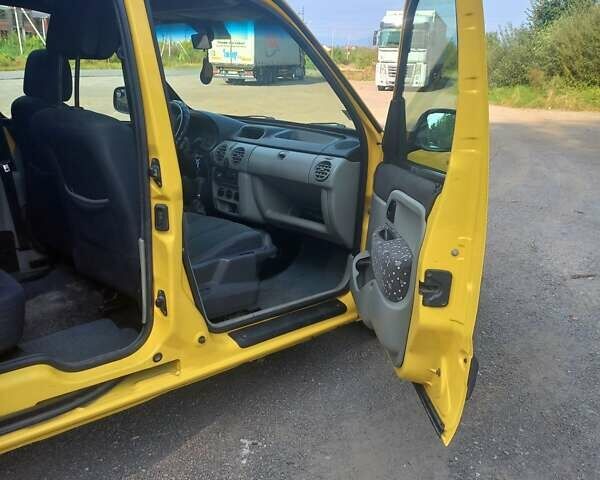 Желтый Рено Кенгу, объемом двигателя 1.46 л и пробегом 277 тыс. км за 4200 $, фото 1 на Automoto.ua