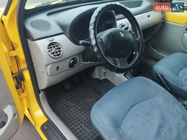 Желтый Рено Кенгу, объемом двигателя 1.5 л и пробегом 303 тыс. км за 3500 $, фото 4 на Automoto.ua