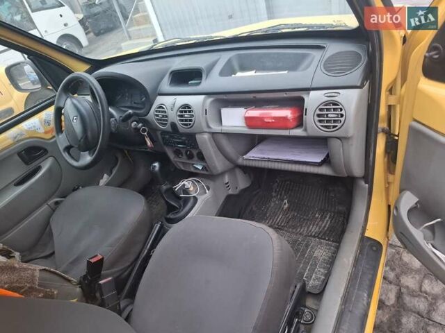 Желтый Рено Кенгу, объемом двигателя 1.46 л и пробегом 288 тыс. км за 2450 $, фото 2 на Automoto.ua