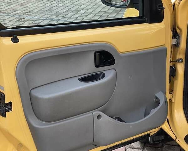 Желтый Рено Кенгу, объемом двигателя 0 л и пробегом 200 тыс. км за 3600 $, фото 14 на Automoto.ua