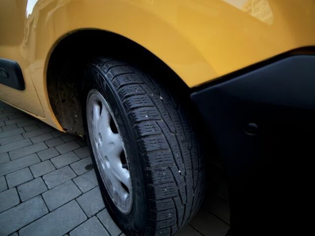 Рено Кєнгу 2007 у Каменце-Подольском на Automoto.ua Жовтий Рено Кєнгу, об'ємом двигуна 1.5 л та пробігом 320 тис. км за 3850 $, фото 8 на Automoto.ua