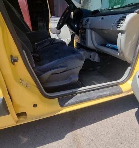 Желтый Рено Кенгу, объемом двигателя 1.46 л и пробегом 170 тыс. км за 4200 $, фото 6 на Automoto.ua