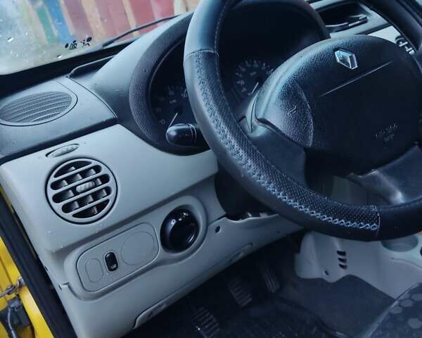 Желтый Рено Кенгу, объемом двигателя 1.5 л и пробегом 290 тыс. км за 4950 $, фото 4 на Automoto.ua