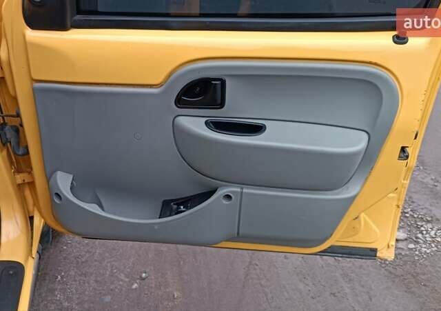 Желтый Рено Кенгу, объемом двигателя 1.5 л и пробегом 339 тыс. км за 3550 $, фото 33 на Automoto.ua