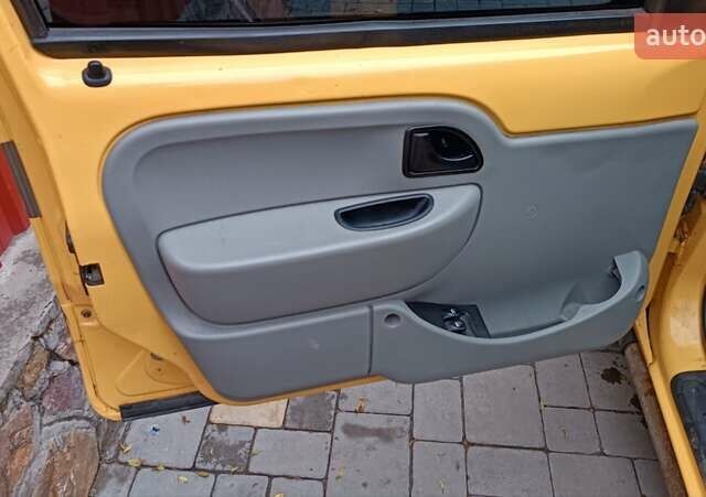 Желтый Рено Кенгу, объемом двигателя 1.5 л и пробегом 339 тыс. км за 3550 $, фото 24 на Automoto.ua