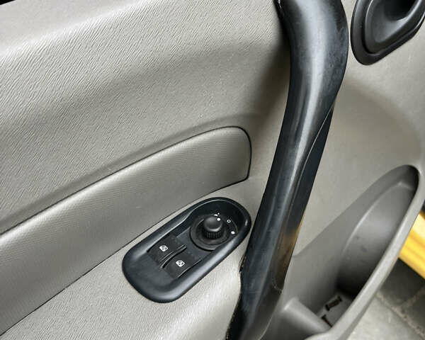 Желтый Рено Кенгу, объемом двигателя 1.46 л и пробегом 318 тыс. км за 5350 $, фото 20 на Automoto.ua