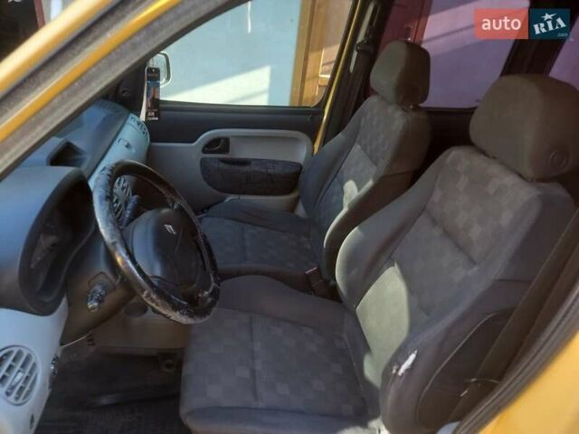 Желтый Рено Кенгу, объемом двигателя 1.46 л и пробегом 268 тыс. км за 4100 $, фото 6 на Automoto.ua