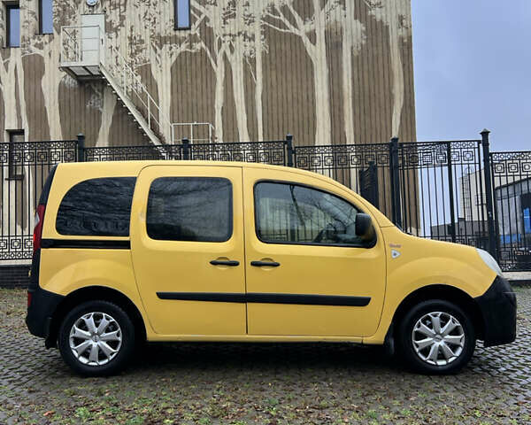 Желтый Рено Кенгу, объемом двигателя 1.46 л и пробегом 348 тыс. км за 4650 $, фото 3 на Automoto.ua